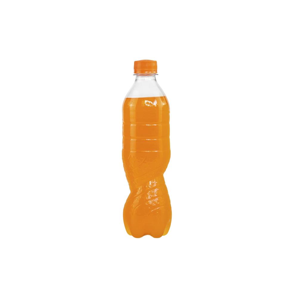 orange sprudelndes Wasser in einer Plastikflasche lokalisiert auf weißem Hintergrund foto