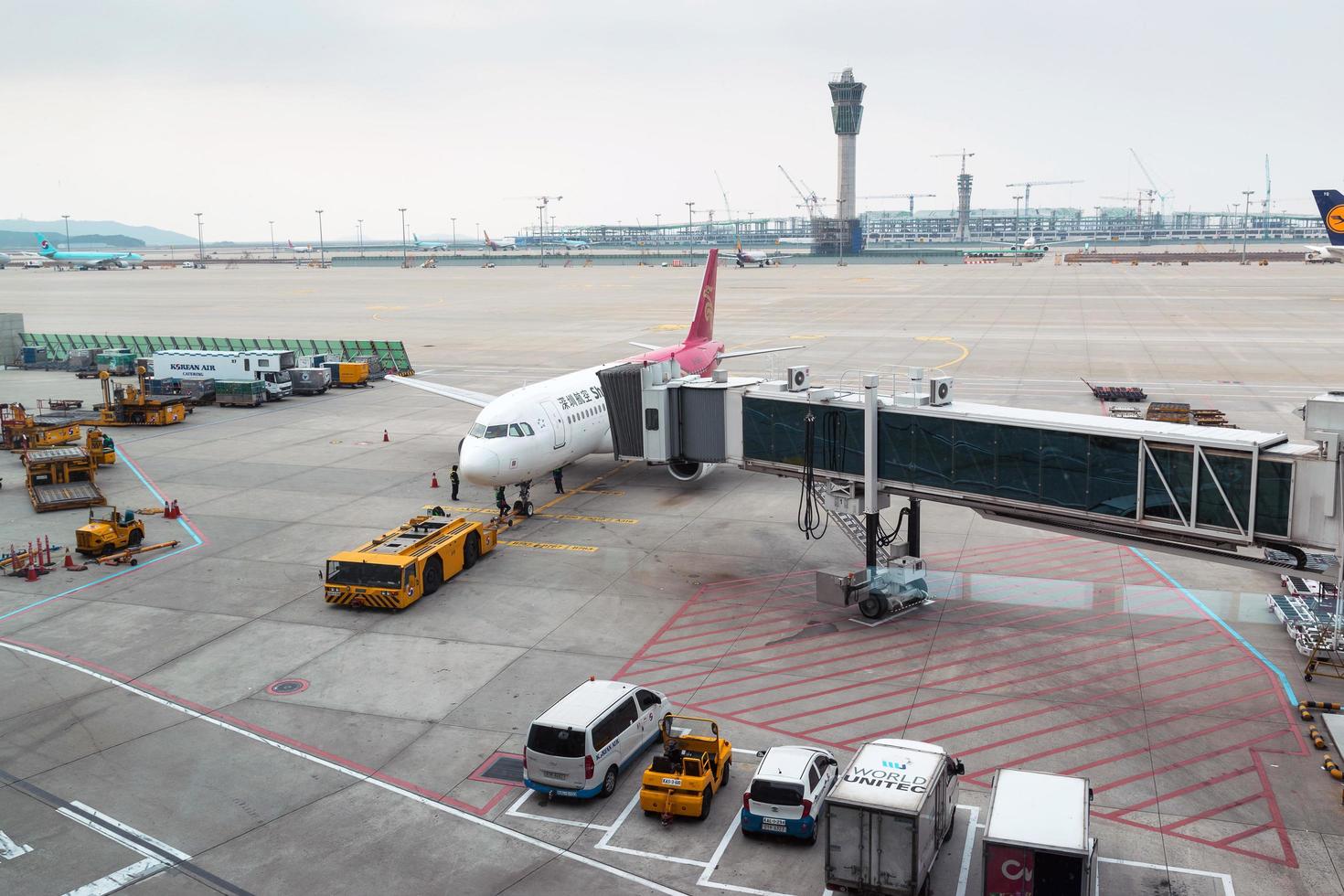 Seoul, Südkorea 2016 - Flughafenbeamte tragen die Ladung für das Flugzeug am internationalen Flughafen Incheon in Südkorea foto