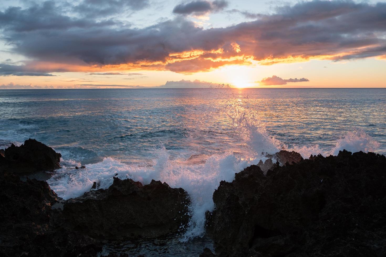 Ozean bei Sonnenuntergang in Hawaii foto