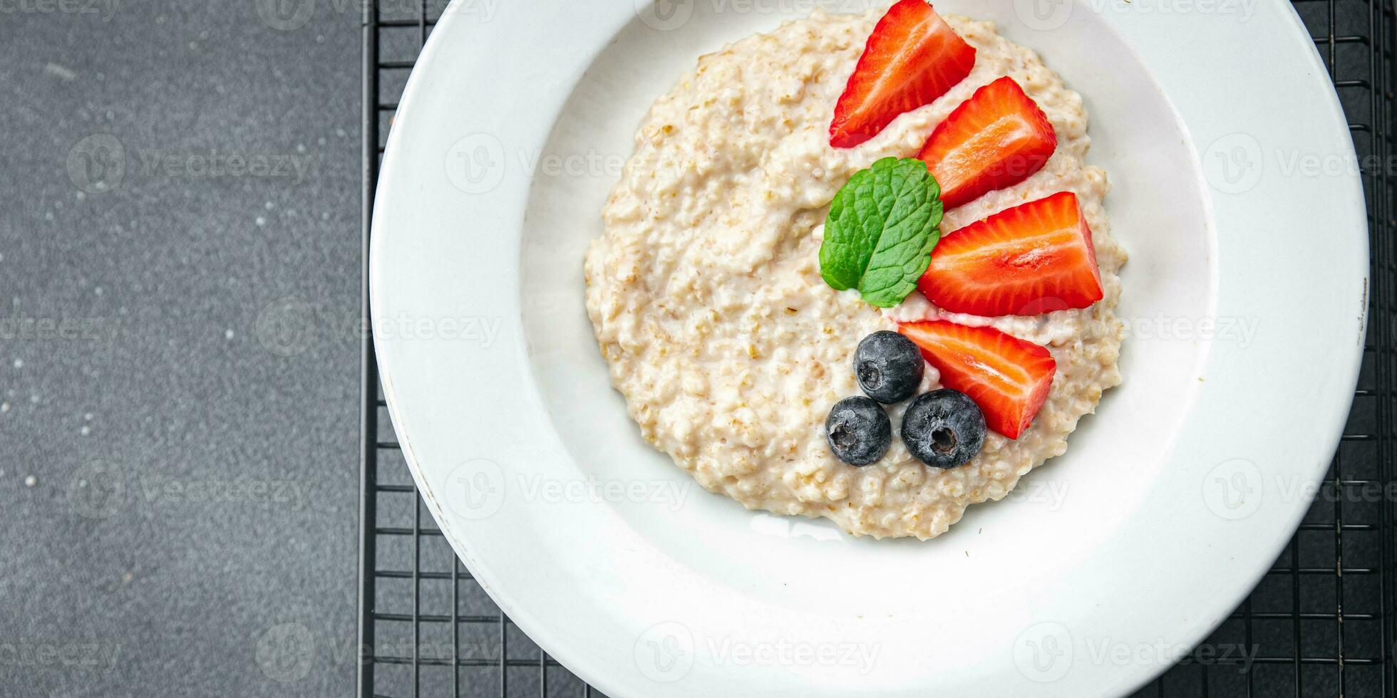 frisch Haferflocken Frühstück Haferbrei Beeren gesund Mahlzeit Essen Snack auf das Tabelle Kopieren Raum Essen Hintergrund rustikal oben Aussicht foto