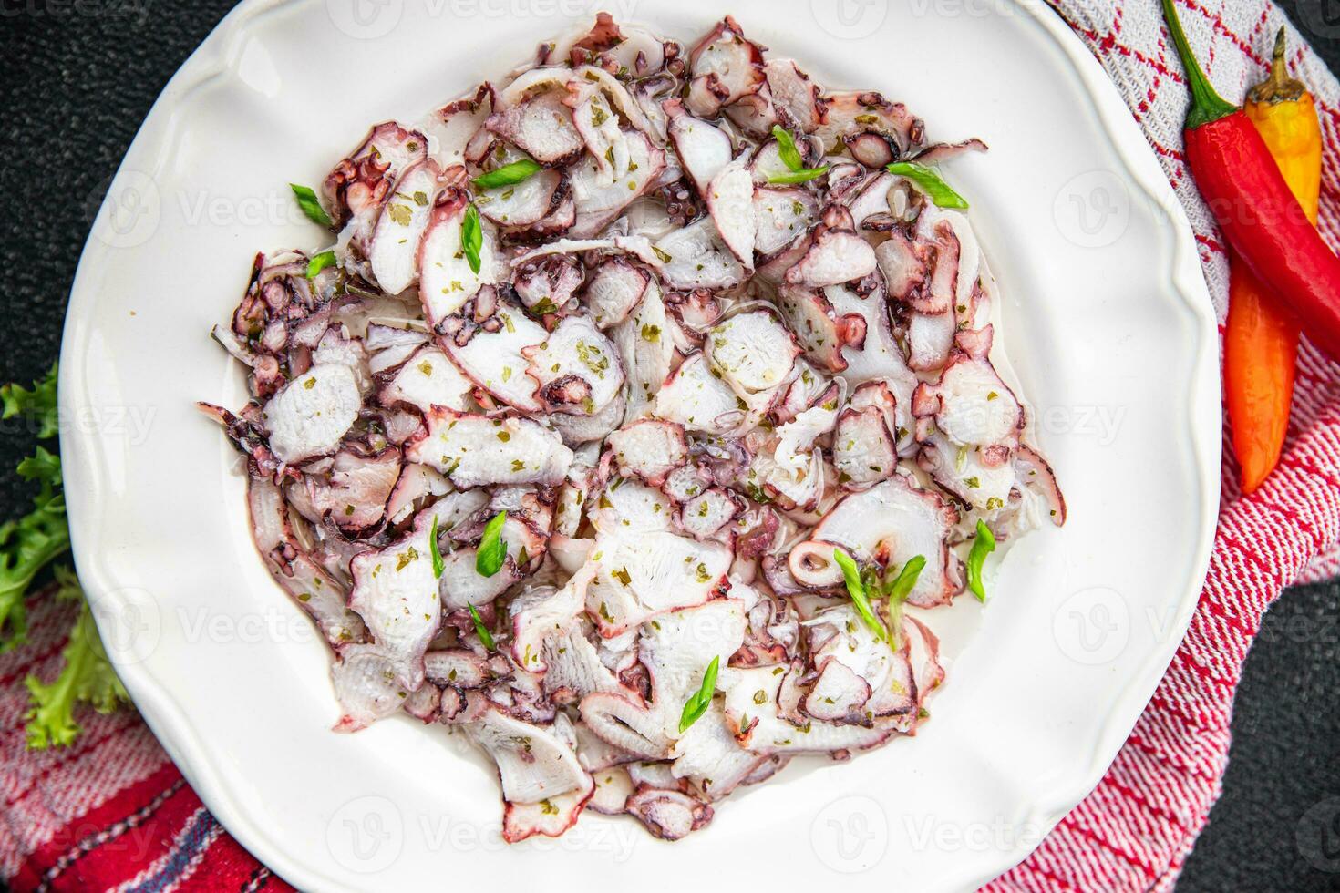 Carpaccio Tintenfisch Salat Meeresfrüchte mariniert würzig Mahlzeit Essen Snack auf das Tabelle Kopieren Raum Essen Hintergrund rustikal oben Aussicht foto