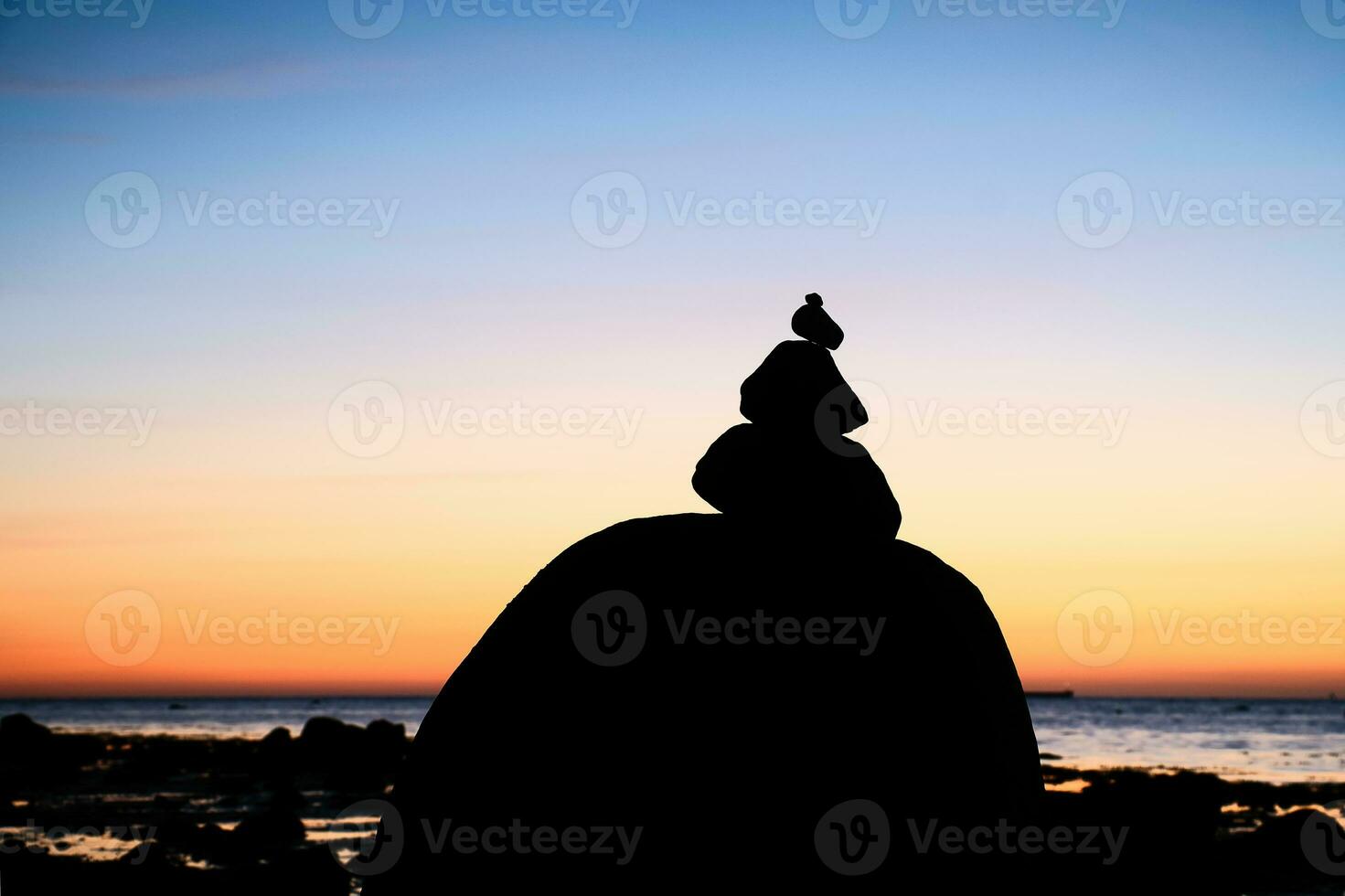 Stein Pyramide auf das baltisch Meer mit ein Aussicht von das Meer beim Sonnenuntergang und Blau Stunde foto