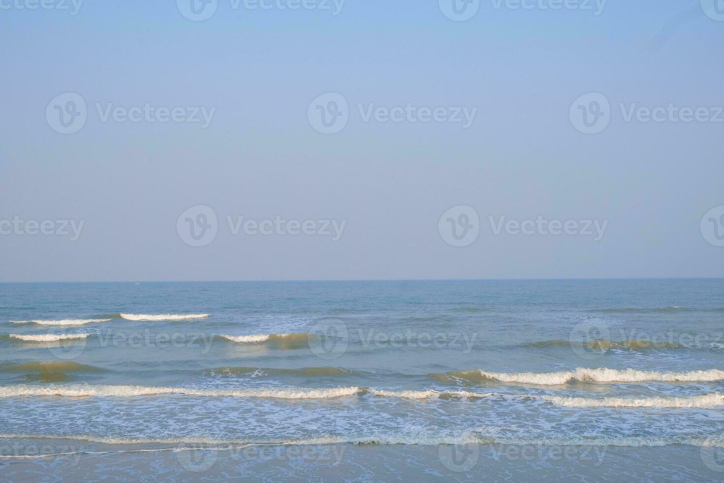 Meer und Welle mit blauem Himmel bei Sonnenuntergang. foto