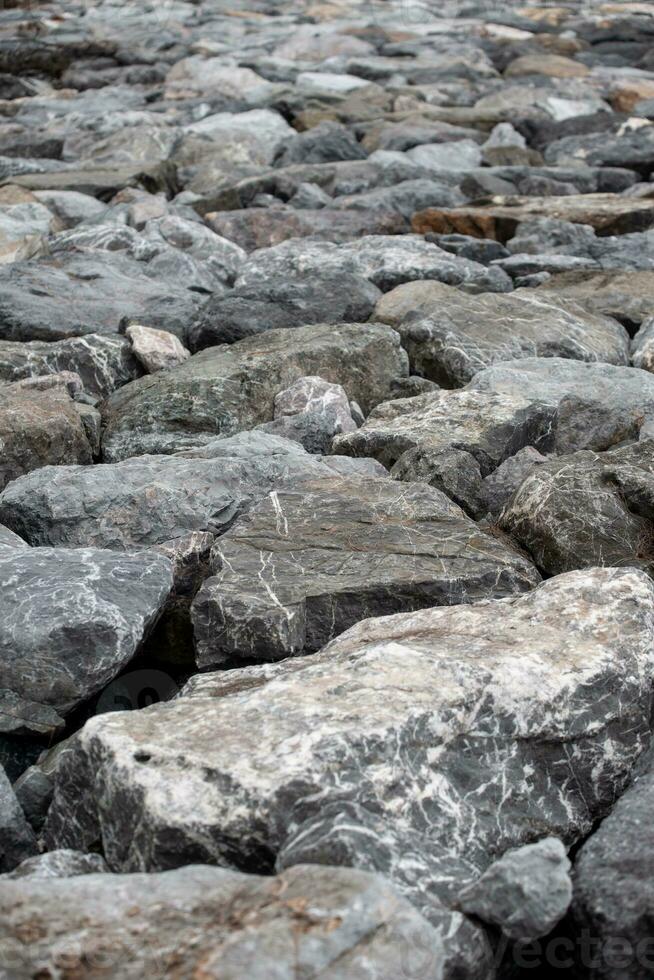 Natur Stein auf das Boden beim Küste. foto