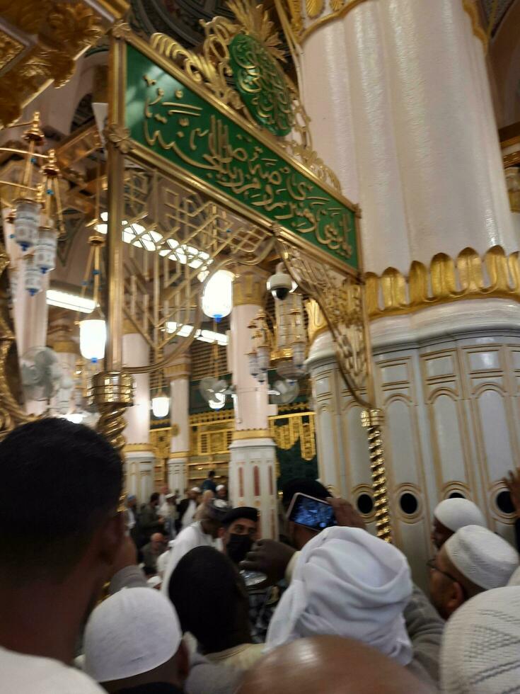 Medina, Saudi Arabien, dez 2022 - - Muslim Pilger sind gehen zu Besuch Roza rasool beim Masjid al Nabawi Medina. foto