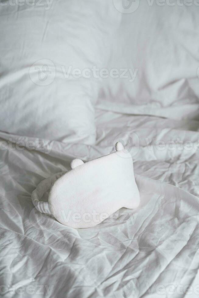 Schlaf Auge Maske Lügen auf Weiß Bettwäsche. erwachen oder Schlaflosigkeit Konzept. foto