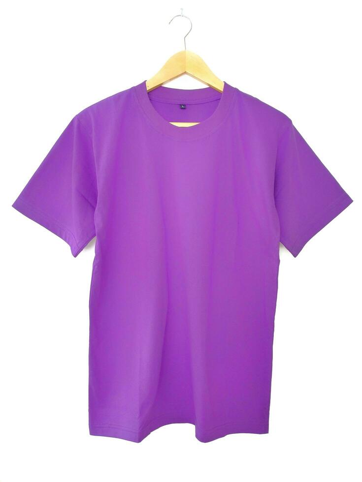 violett T-Shirt auf Aufhänger mit Weiß Hintergrund foto