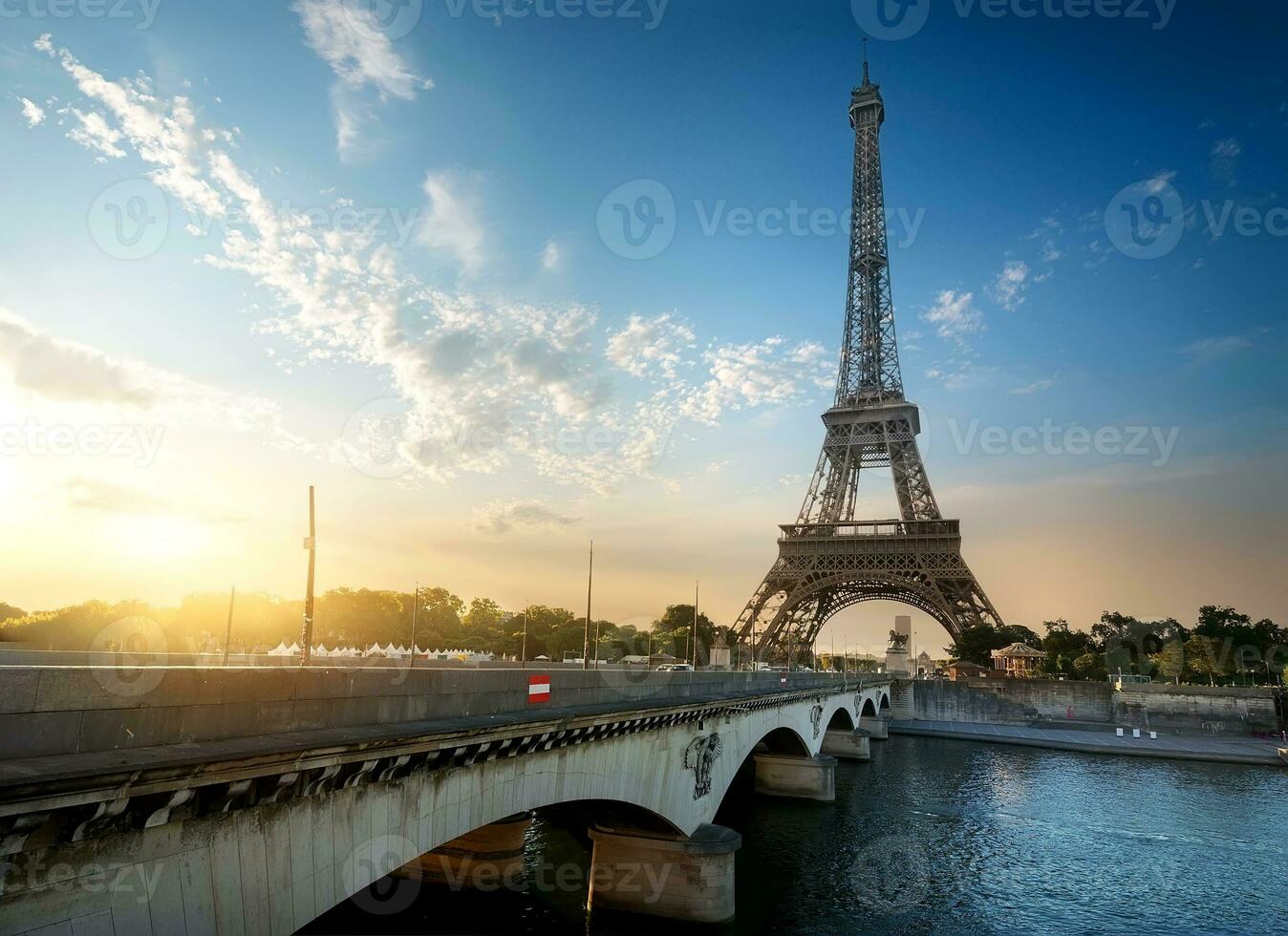 Eiffel Turm und Brücke foto