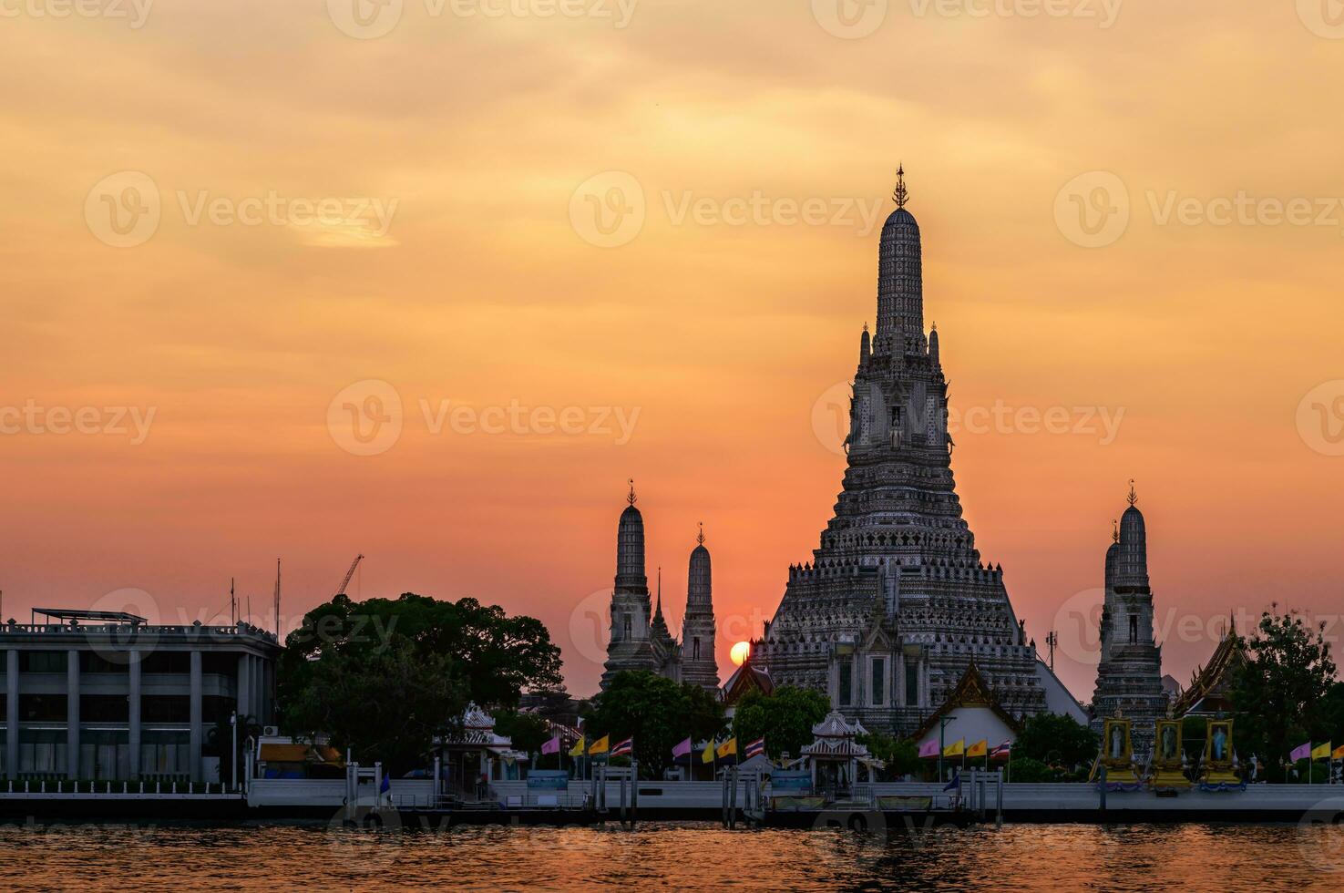 wat arun Buddhist religiös setzt im Sonnenuntergang Zeit, Bangkok foto