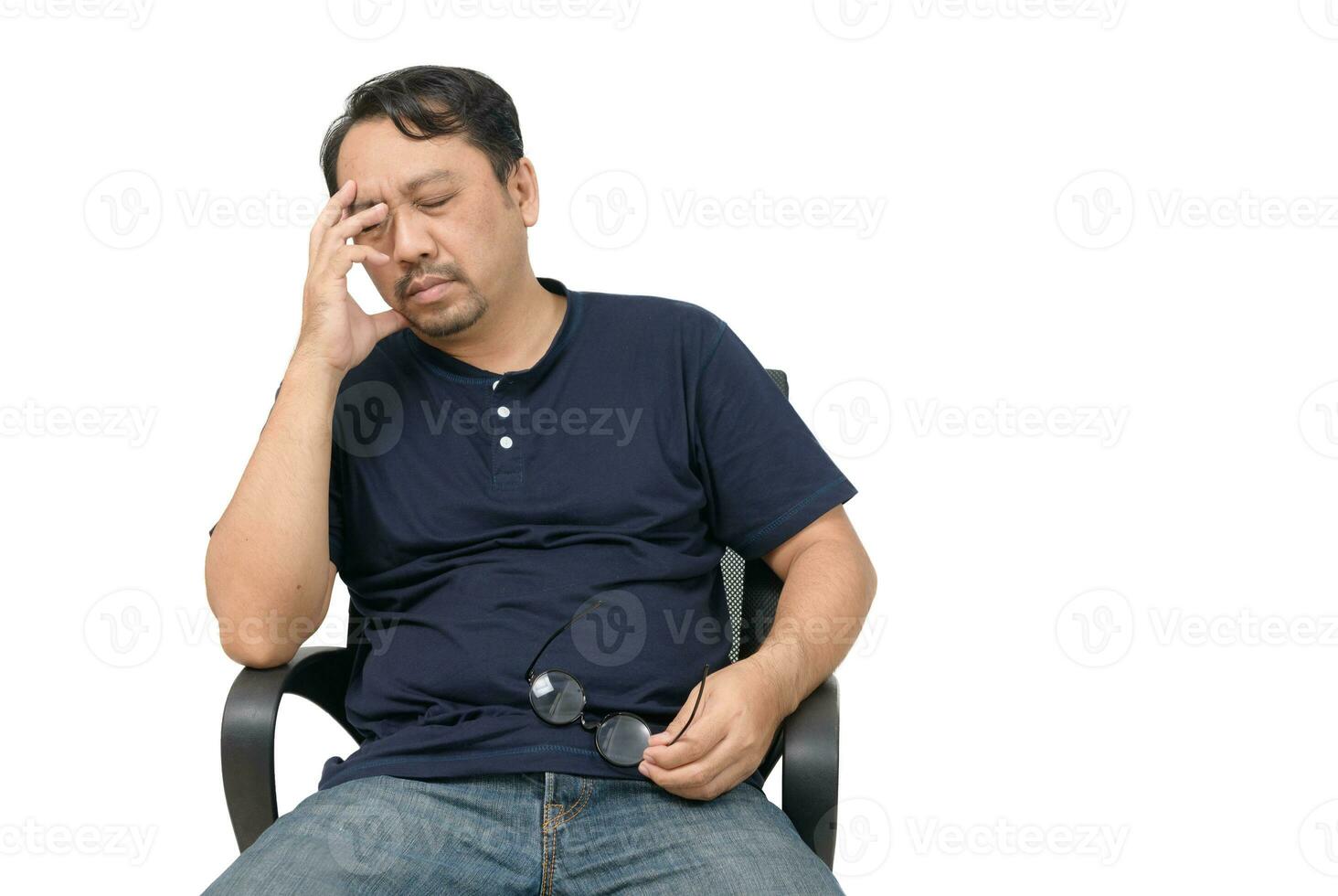 mittleren Alters Mann Sitzung auf Stuhl und Gefühl betont und Kopfschmerzen isoliert auf Weiß foto