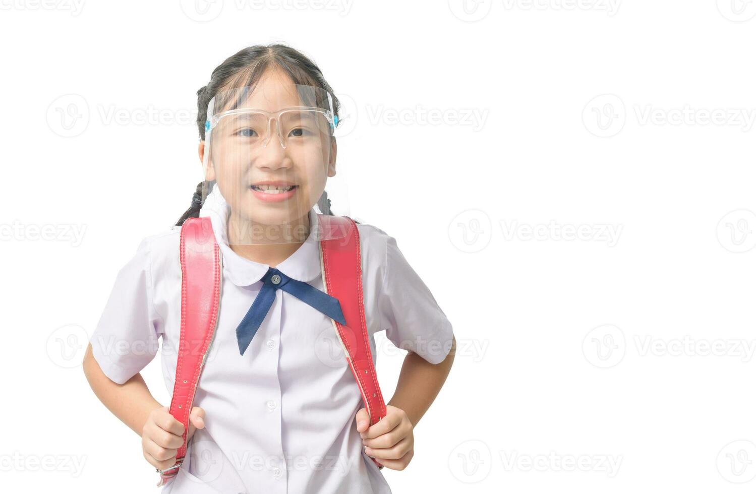 süß Mädchen Schüler tragen Gesicht Schild und trägt Schule Tasche isoliert auf Weiß foto