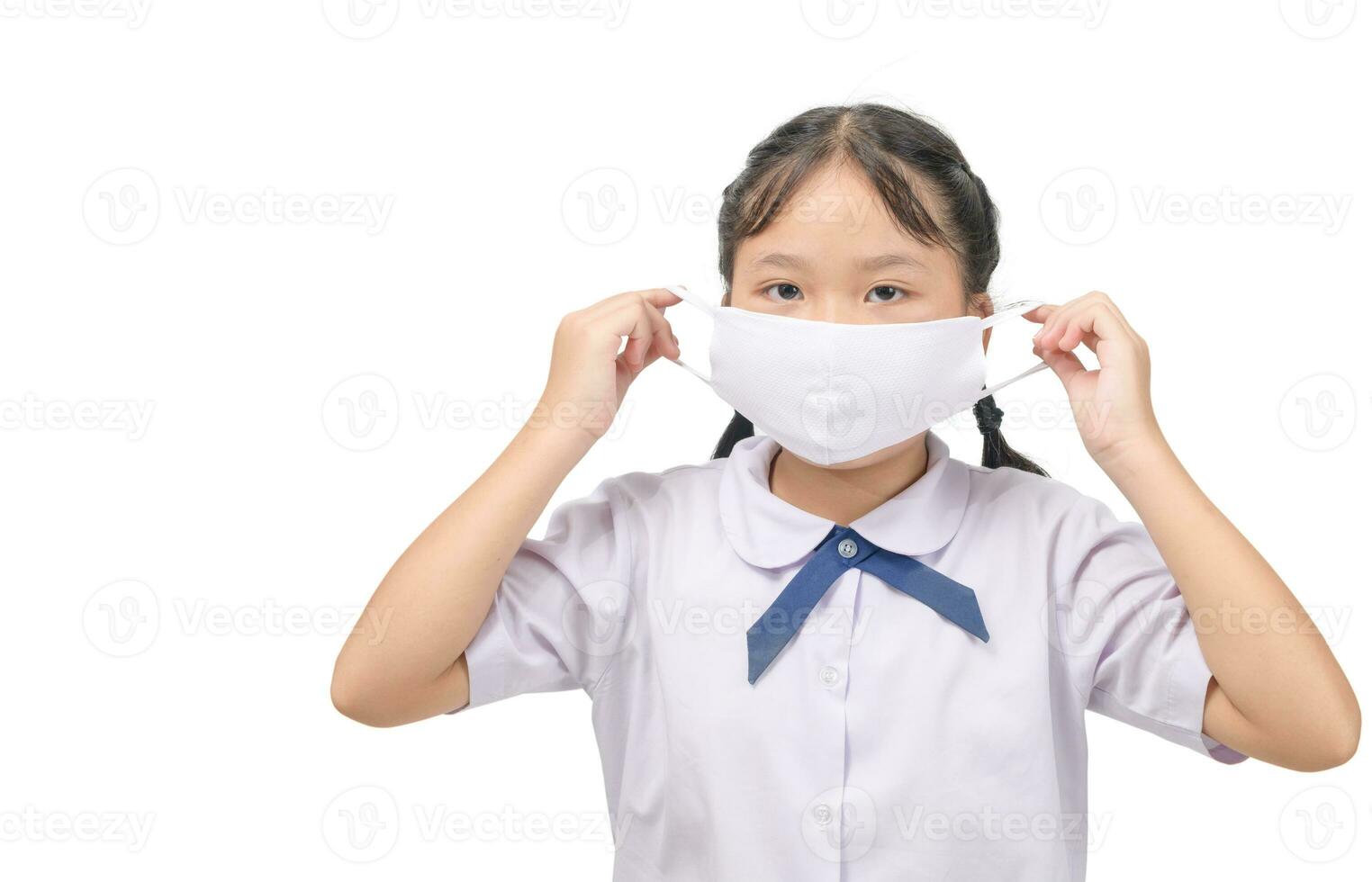 asiatisch wenig Schüler tragen Maske isoliert auf Weiß Hintergrund, foto