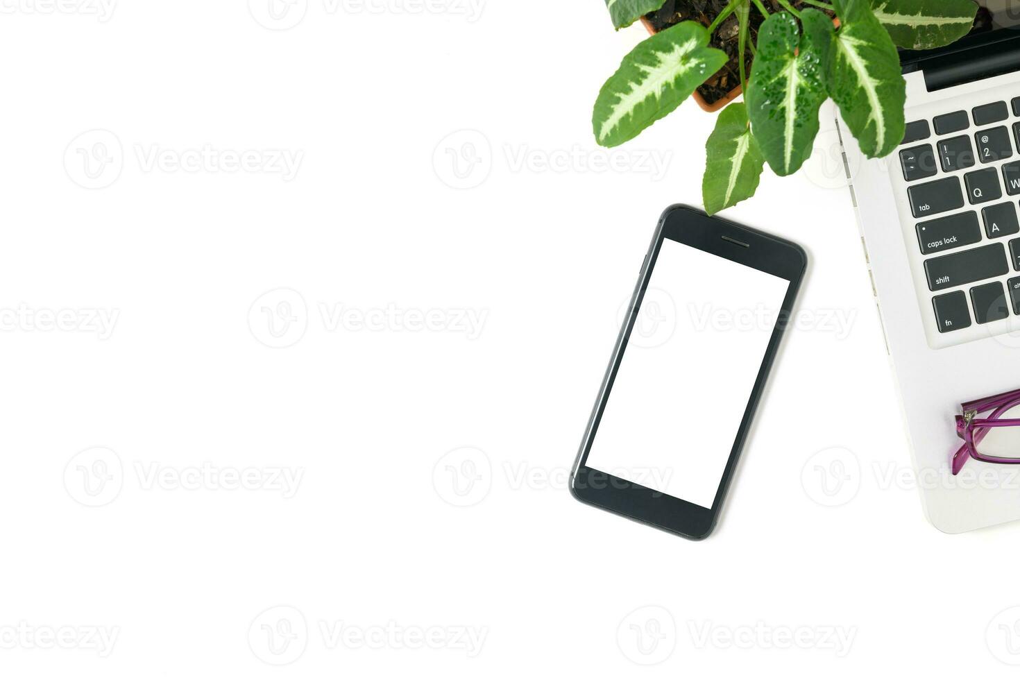 Weiß Bildschirm Handy, Mobiltelefon Telefon und Laptop isoliert auf Weiß Hintergrund, foto