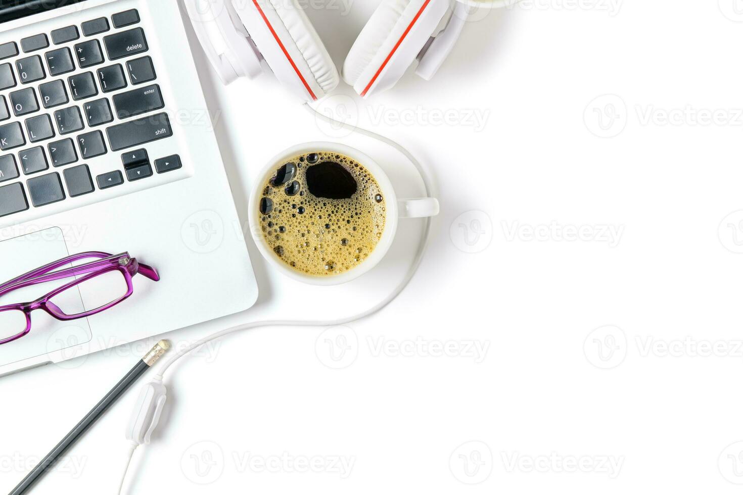 Laptop und Kopfhörer mit schwarz Kaffee isoliert foto