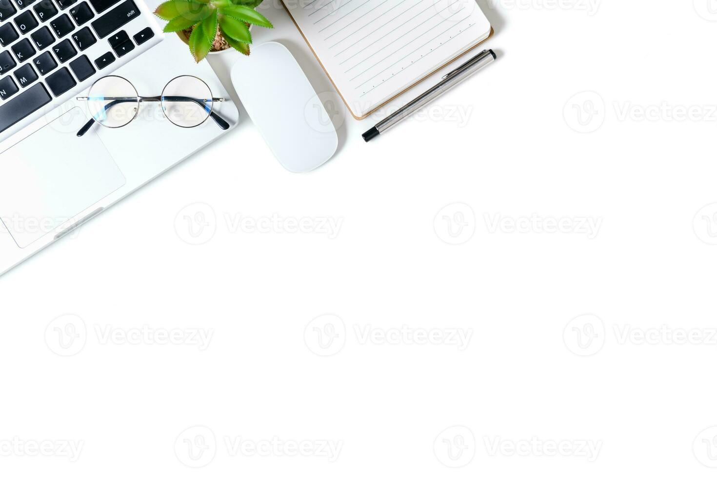 Weiß Büro Schreibtisch Tabelle mit Laptop Computer und leer Notizbuch. foto