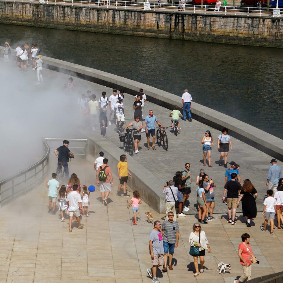 bilbao, Vizcaya, Spanien, 2023 - - groß Gruppe von Menschen Gehen um das Stadt, bilbao Stadt foto