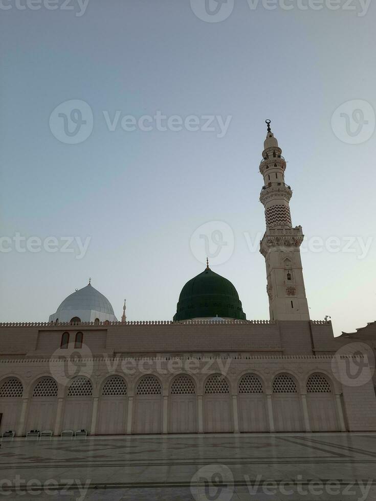 schön Morgen Aussicht von Masjid al Nabawi, Medinas Grün Kuppel, Minarette und Moschee Hof. foto