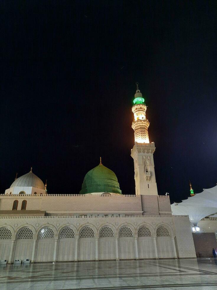 Medina, Saudi Arabien, kann 2023 - - schön Aussicht von Masjid al Nabawi, Medina, hoch Minarette und Moschee beim Nacht. das Moschee die Geschenke ein schön Szene im das Nacht Beleuchtung. foto