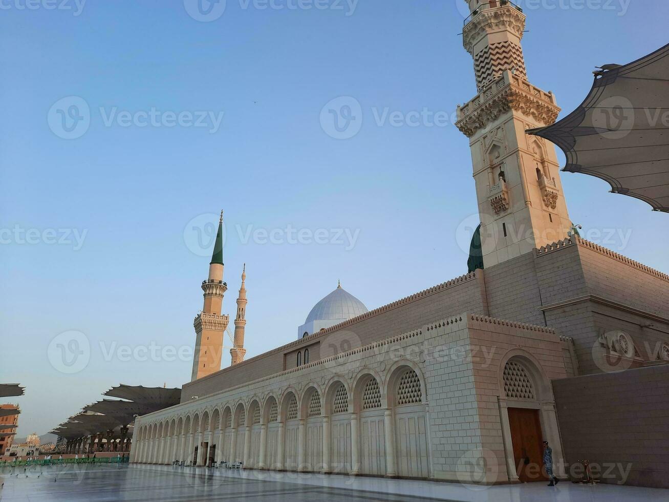 schön tagsüber Aussicht von Masjid al Nabawi, Medinas Minarette und Moschee Hof. foto