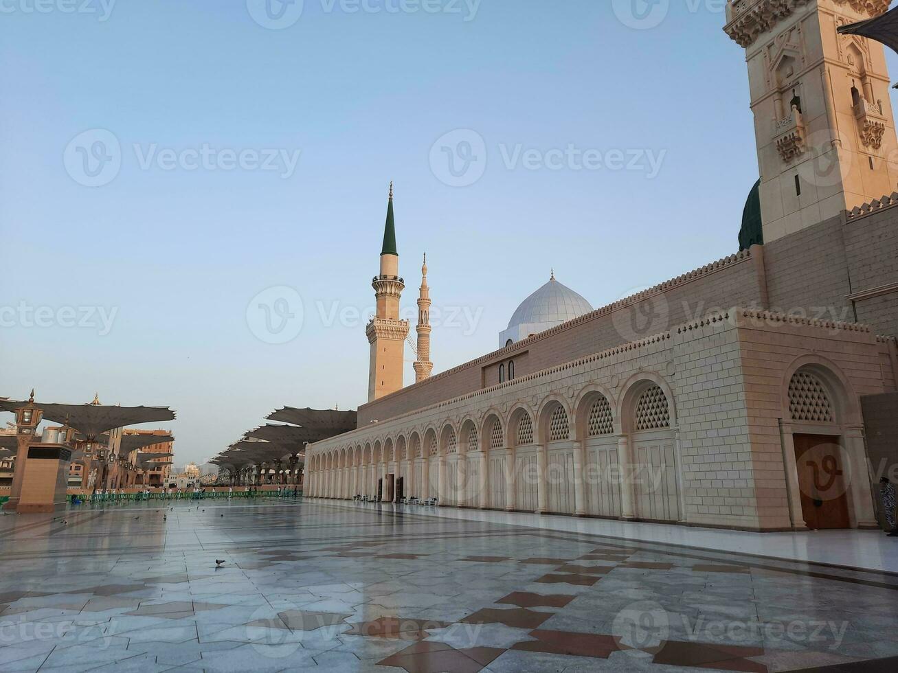 schön tagsüber Aussicht von Masjid al Nabawi, Medinas Minarette und Moschee Hof. foto