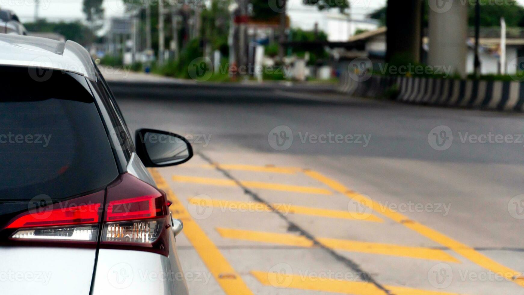 Zusammenfassung der Autorücklichter von der Bremse. Autos, die im Stau  dicht nebeneinander geparkt sind. 15247387 Stock-Photo bei Vecteezy