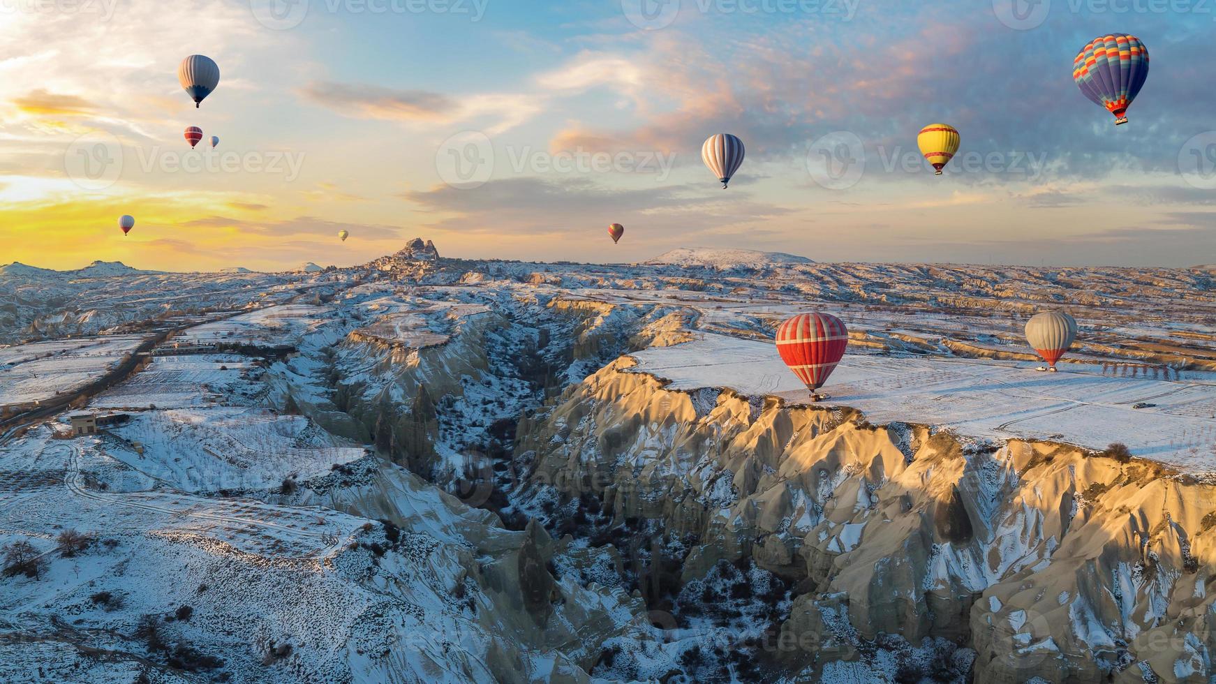 Heißluftballons fliegen im Winter über Kappadokien foto