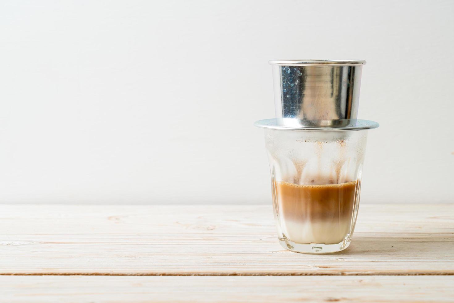 heißer Milchkaffee tropft nach vietnamesischer Art foto