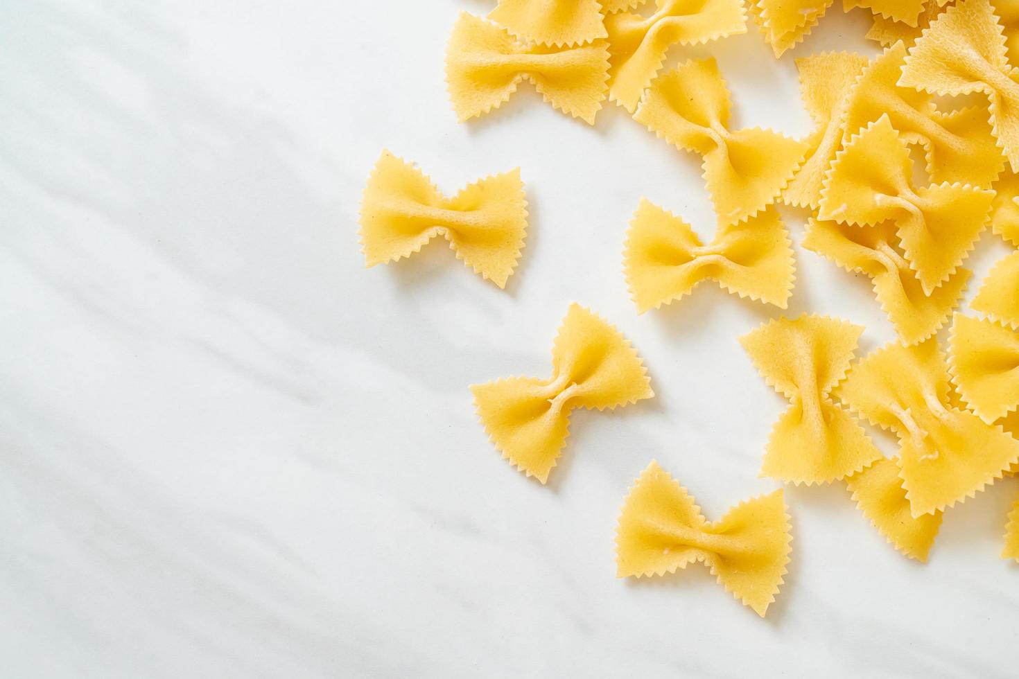 trockene, ungekochte Farfalle-Nudeln foto