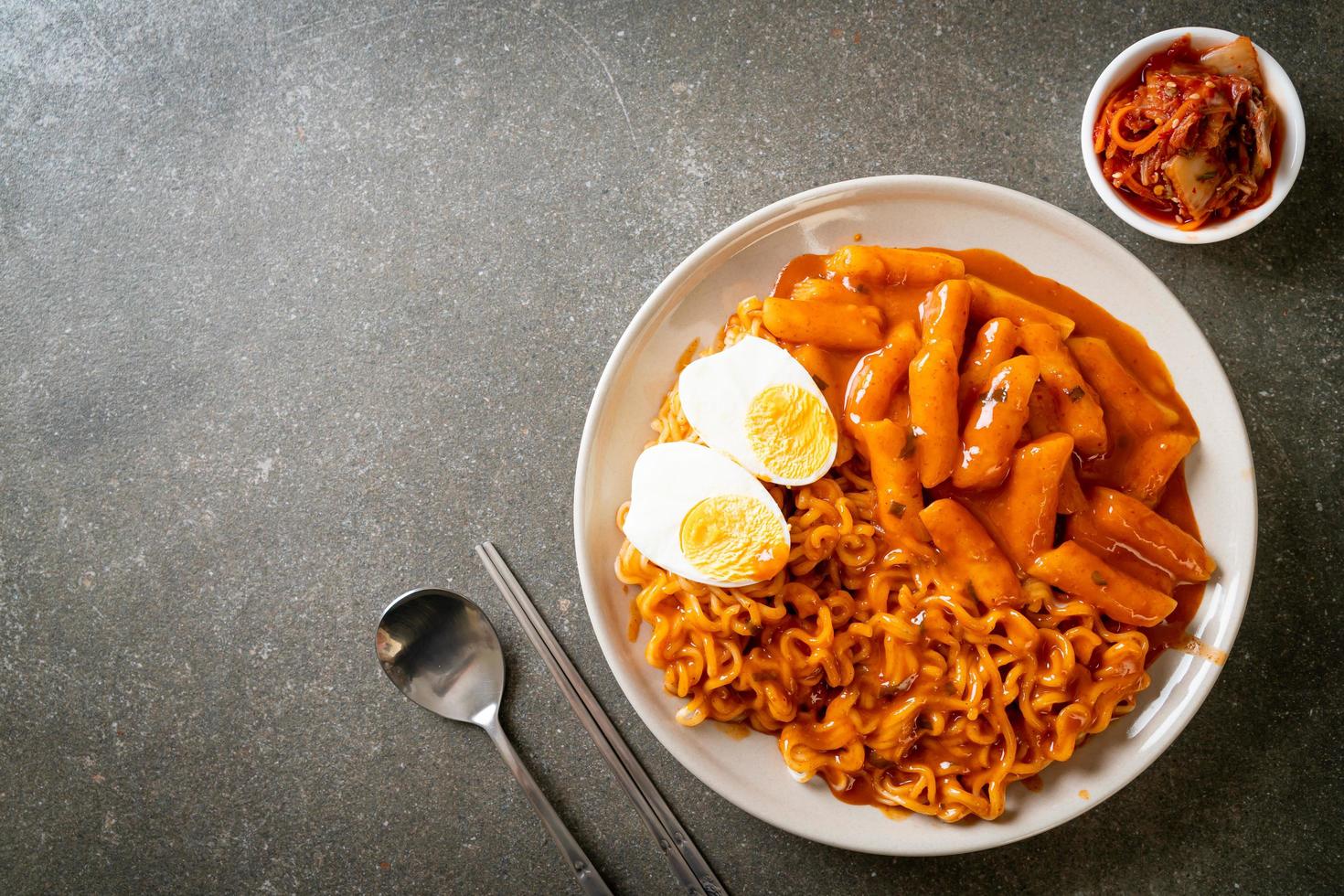 Ramen oder koreanischer Instant-Nudel-Reis-Kuchen in scharfer koreanischer Sauce foto