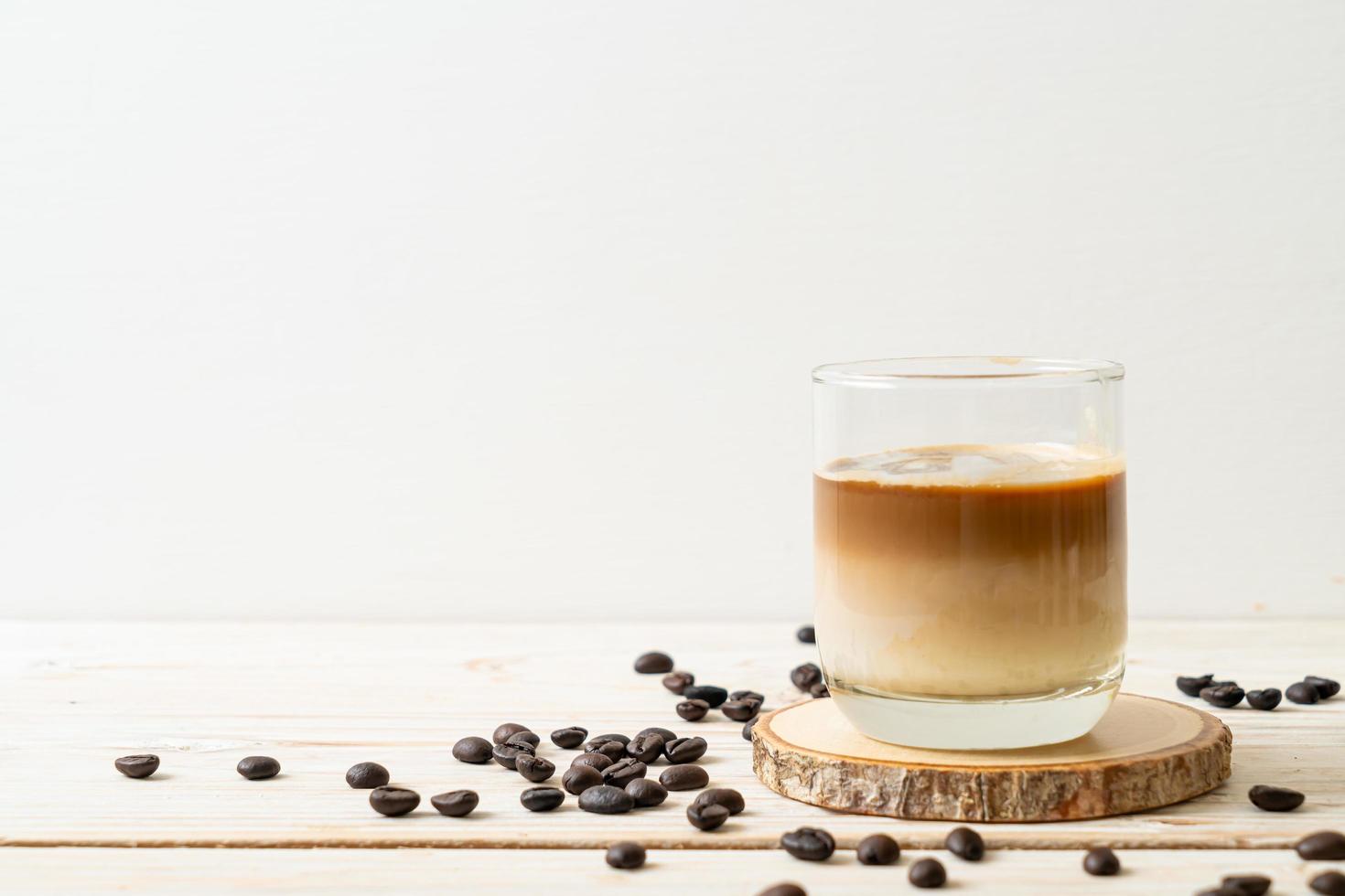 schmutziger Kaffee oder kalte Milch mit heißem Espresso-Kaffee-Shot foto