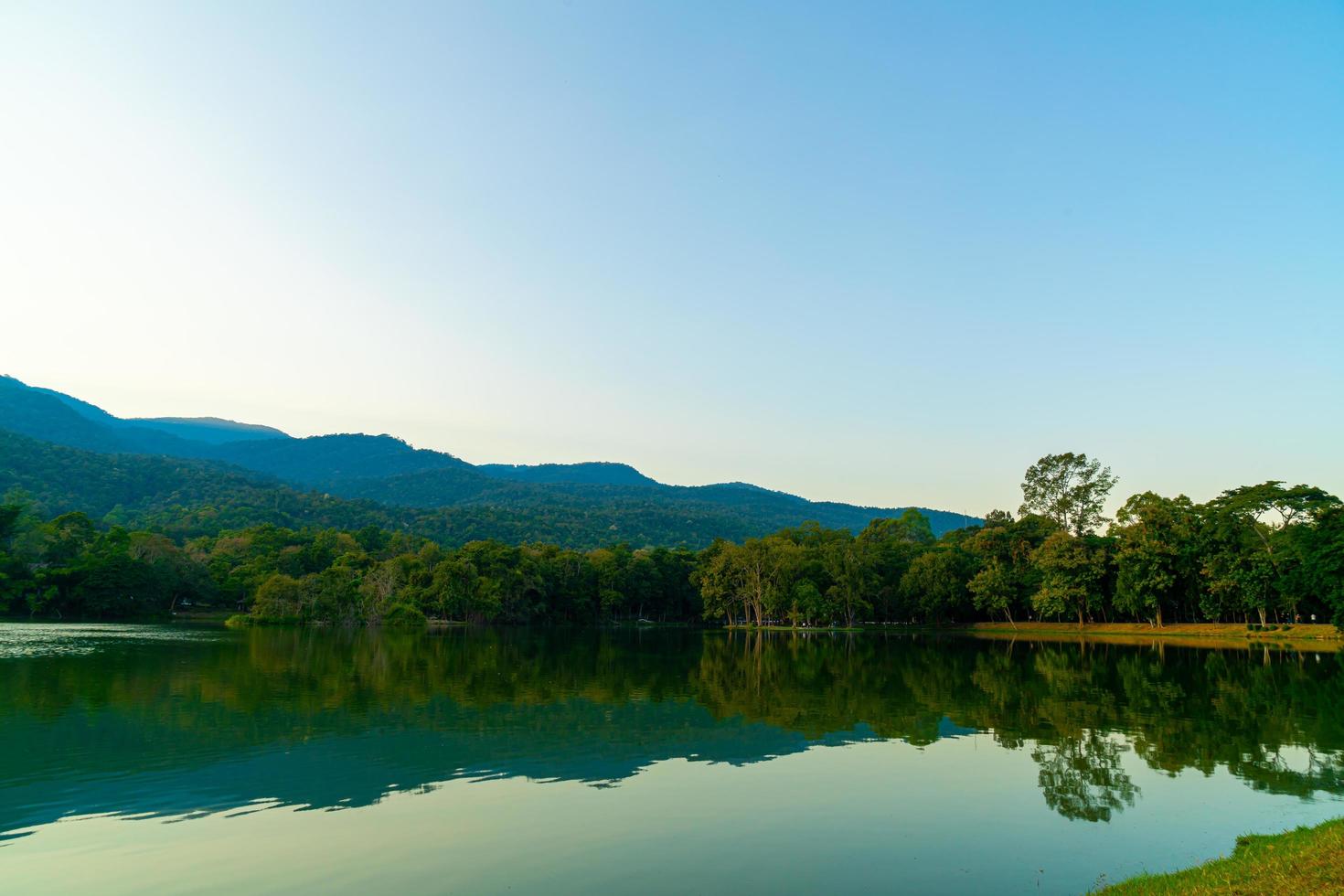 Ang Kaew See an der Chiang Mai University mit bewaldeten Bergen foto