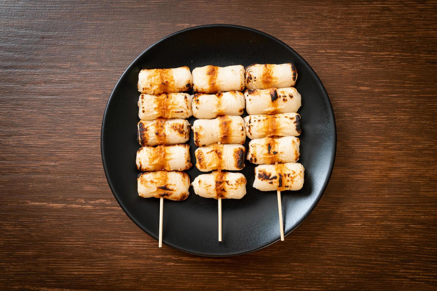 gegrillter röhrenförmiger Fischpastetenkuchen oder Röhren-Tintenfischspieß auf Teller foto