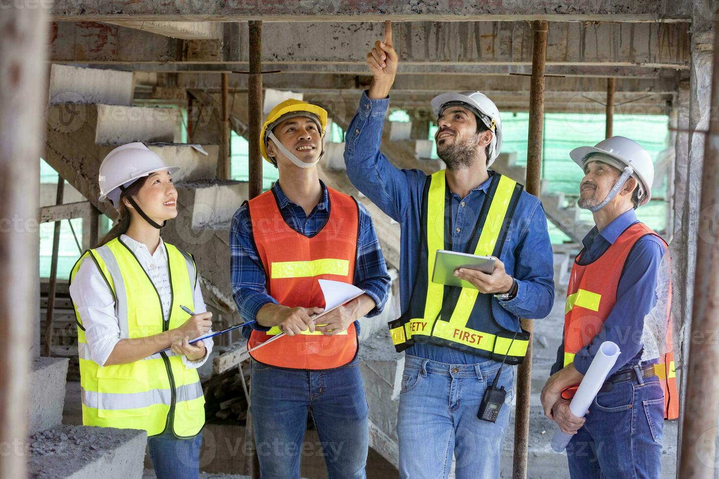 Mannschaft von Ingenieur, Architekt, Auftragnehmer und Vorarbeiter Treffen und Beratung im Konstruktion Gebäude Seite? ˅ zum Inspektion im echt Nachlass Entwicklung Projekt Industrie und Spezifikation Qualität Steuerung foto