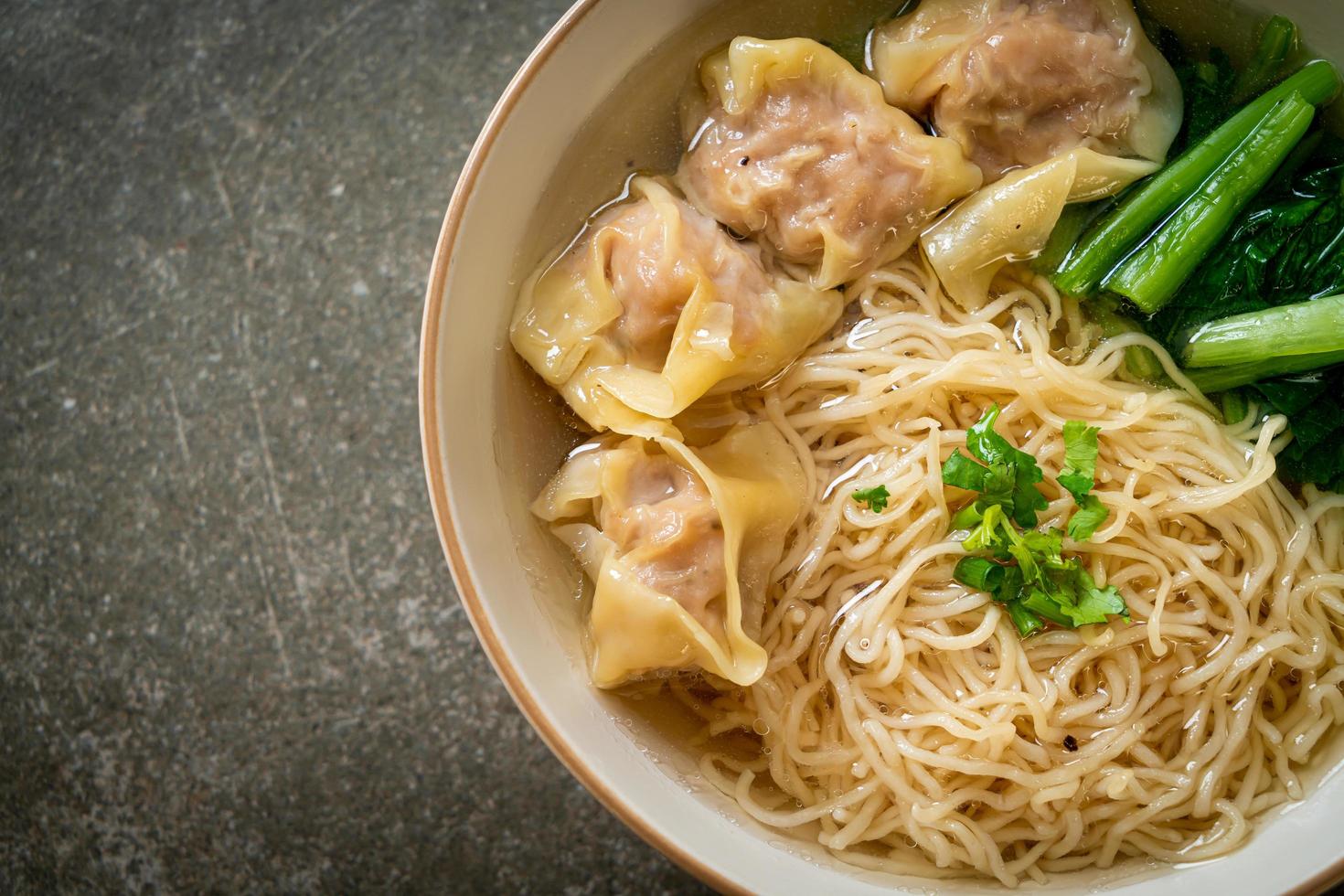 Eiernudeln mit Schweinefleisch-Wanton-Suppe oder Schweineknödel-Suppe und Gemüse - asiatische Küche foto