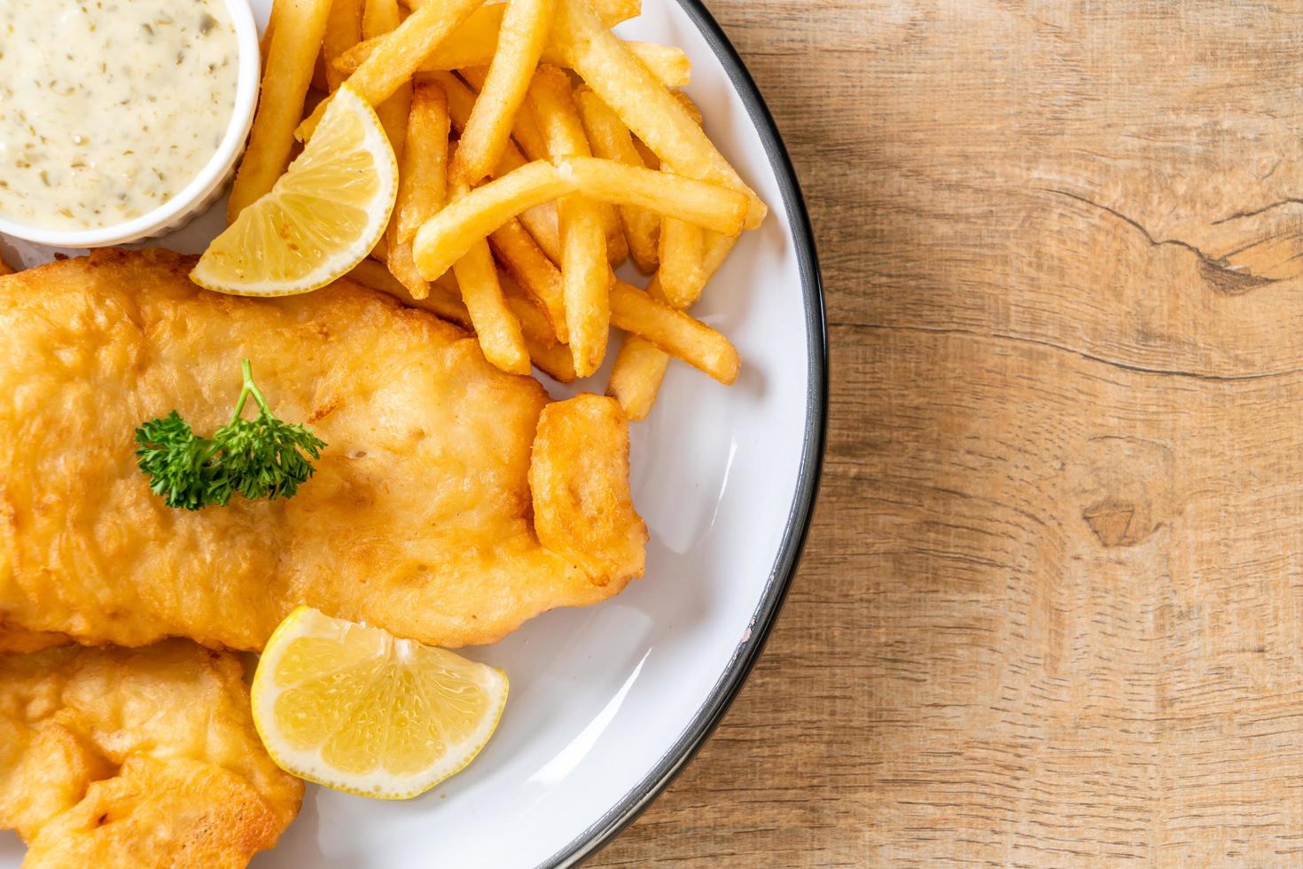 Fish and Chips mit Pommes - ungesundes Essen foto
