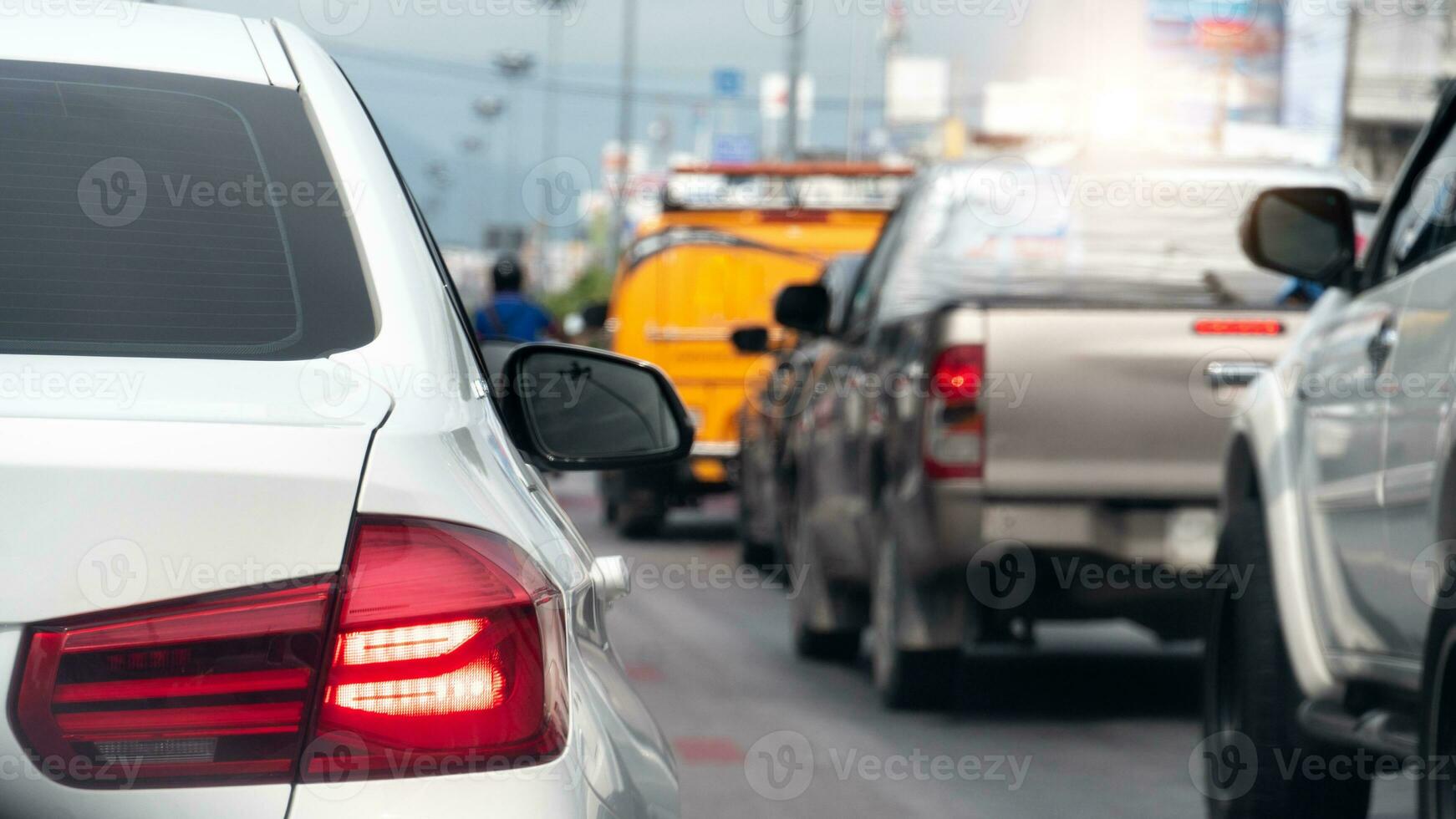 Rückseite Seite von Auto mit Wende auf Bremse Licht. Autos auf das Straße Überschrift gegenüber das Tor von das Reise. der Verkehr im das Stadt von Thailand. foto