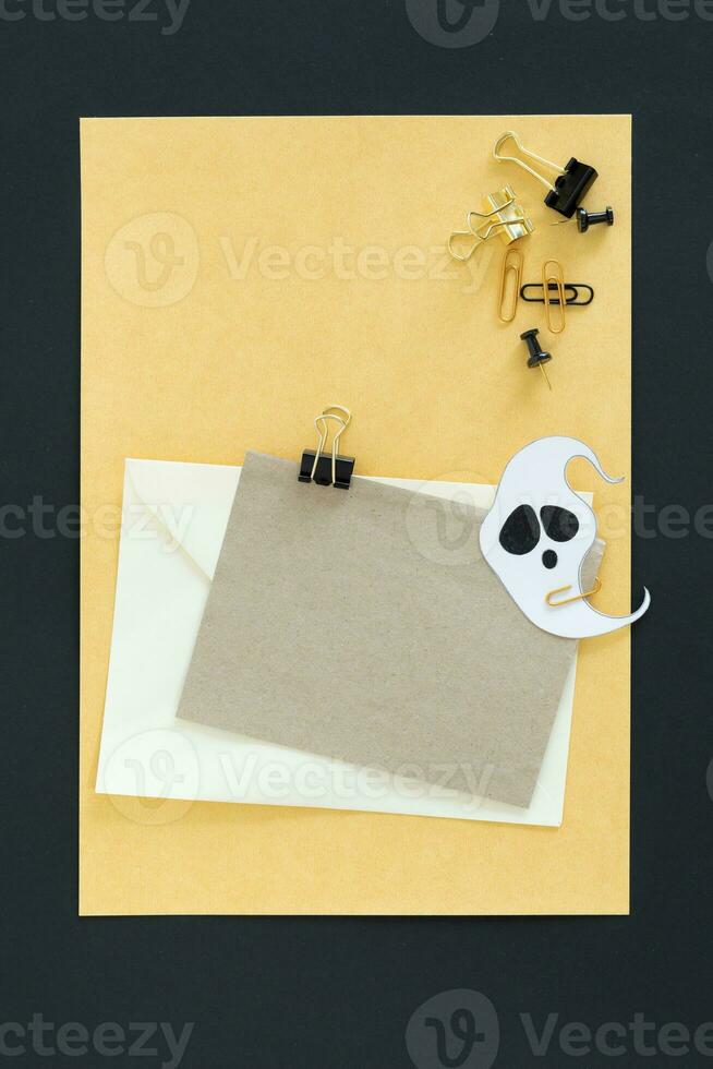 Halloween Büro Schreibtisch mit Geist Form, Karte und Umschlag. foto