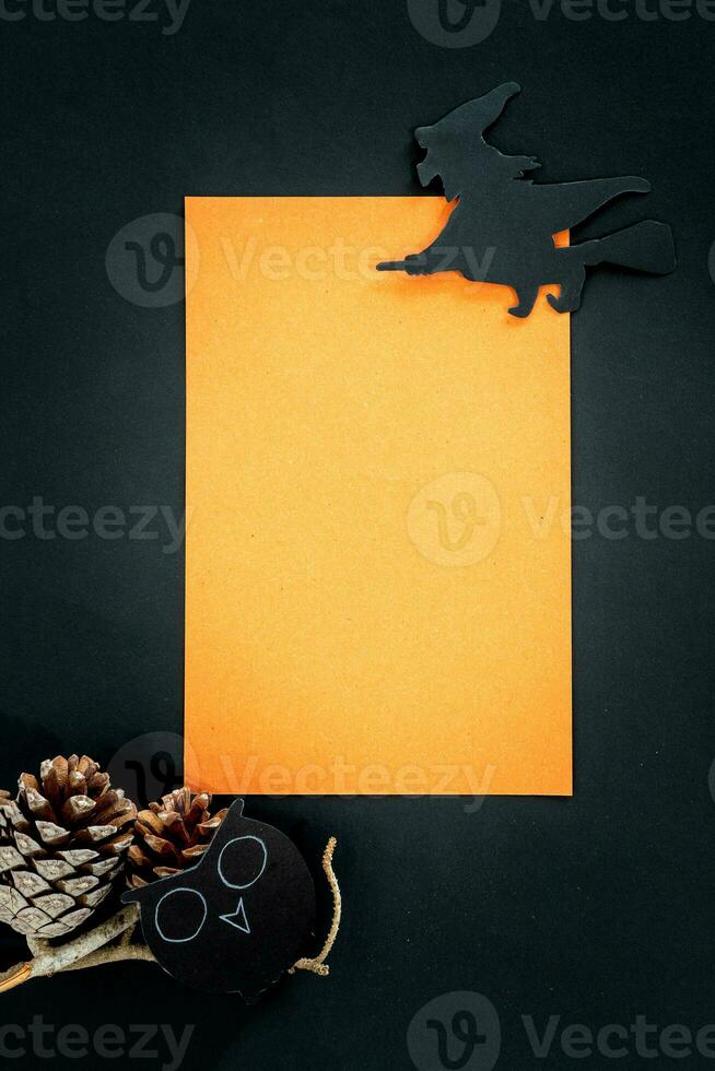 Halloween Einladung. das Eule und Hexe auf Orange und schwarz Hintergrund. foto