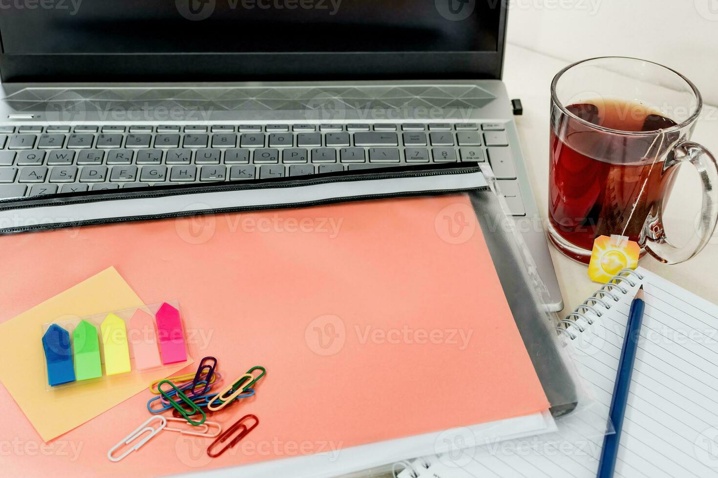 leer Notizbuch Buchseite, Ordner, Tee Tasse und liefert im das Weiß Büro Schreibtisch Tisch. oben Sicht, eben legen. foto