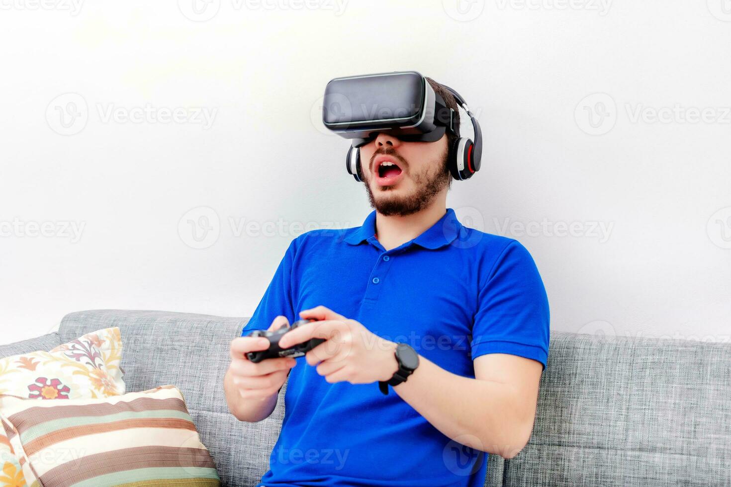 aktiv Mann spielen vr Suche Abenteuer Video Spiel im das Leben Zimmer. foto