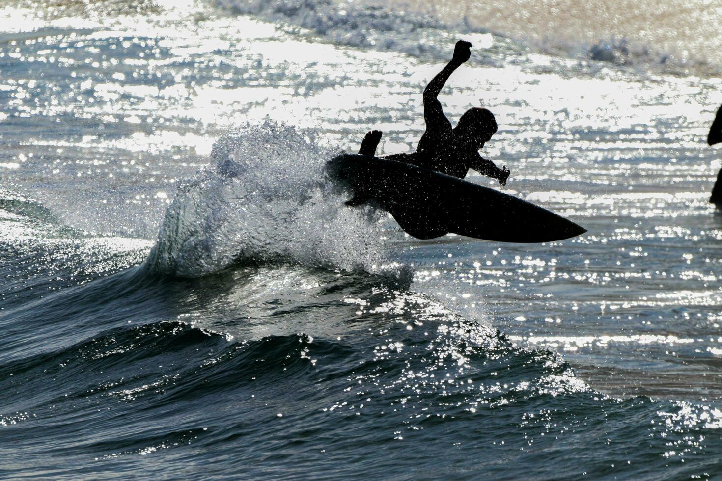 Rio de Janeiro, RJ, Brasilien, 05.08.2023 - - Surfer Reiten Wellen auf arpoador Strand, Ipanema foto