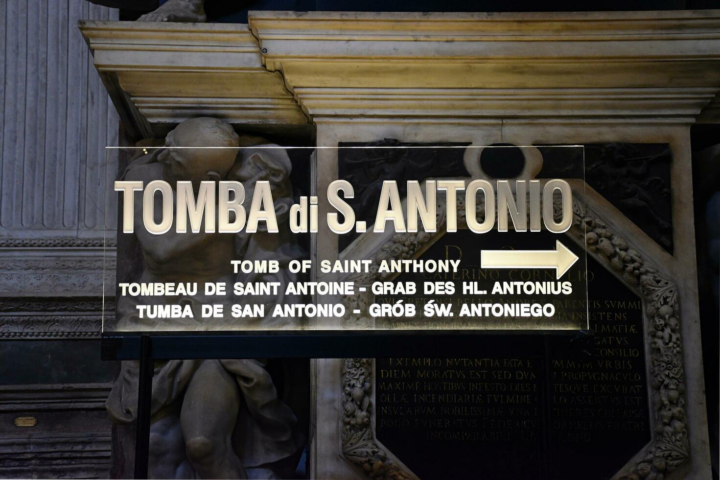 Padua Italien- August 8, 2022 Zeichen von das Grab von Heilige Anthony Innerhalb das Basilika. Padua, Italien foto