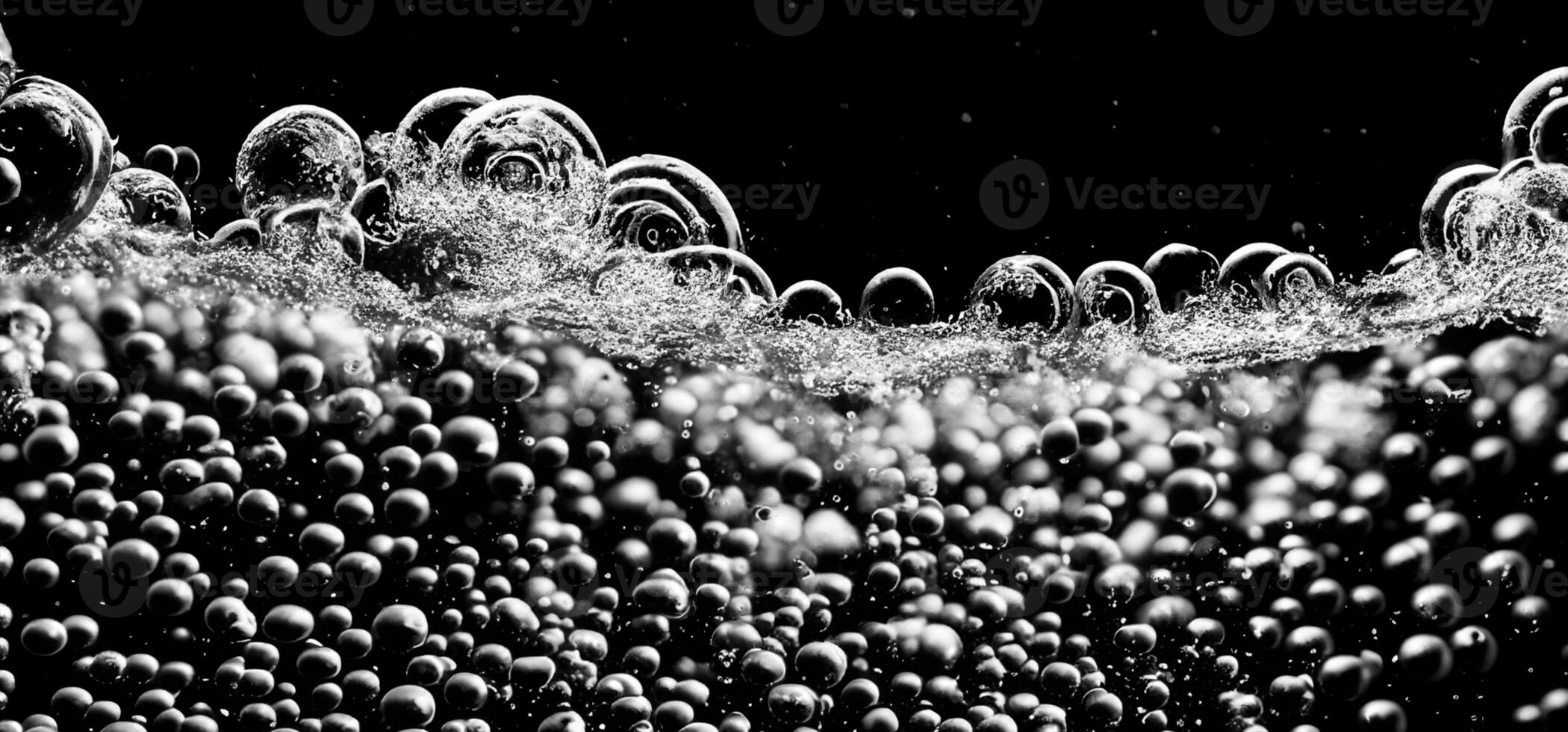 Limonade Wasser Luftblasen planschen unter Wasser gegen schwarz Hintergrund. foto