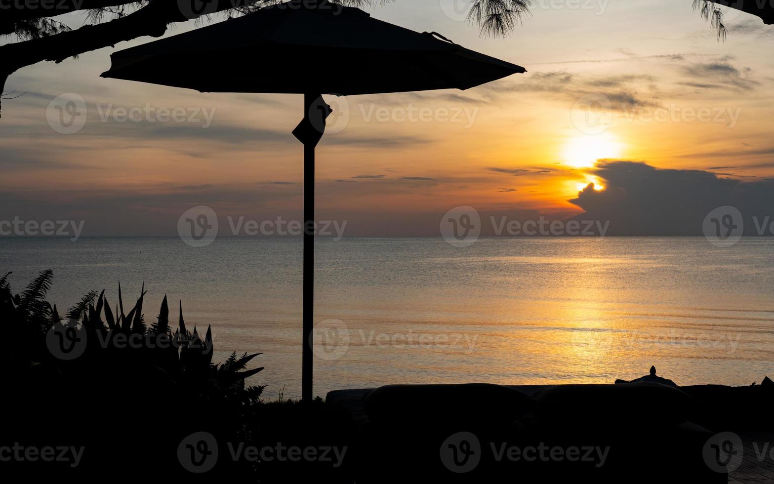 Landschaft des Entspannungsbereichs, um den Sonnenuntergang am Strand zu genießen? foto