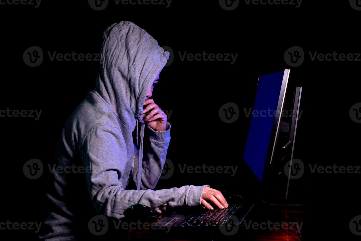 Hackerfrau bricht in staatliche Datenserver ein und infiziert ihr System mit einem Virus in seinem Versteck hat dunkelblaue Atmosphäre foto