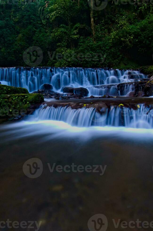 schön Aussicht von Wasserfall, Wasser fließen im Fluss mit Wasserfall Aussicht foto