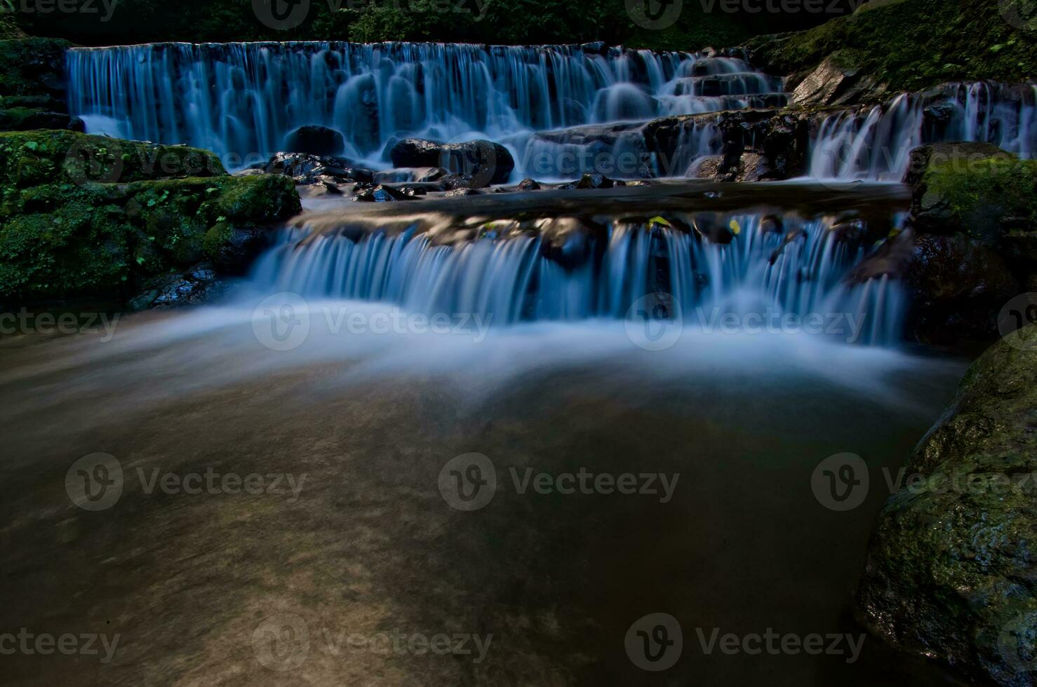 schön Aussicht von Wasserfall, Wasser fließen im Fluss mit Wasserfall Aussicht foto