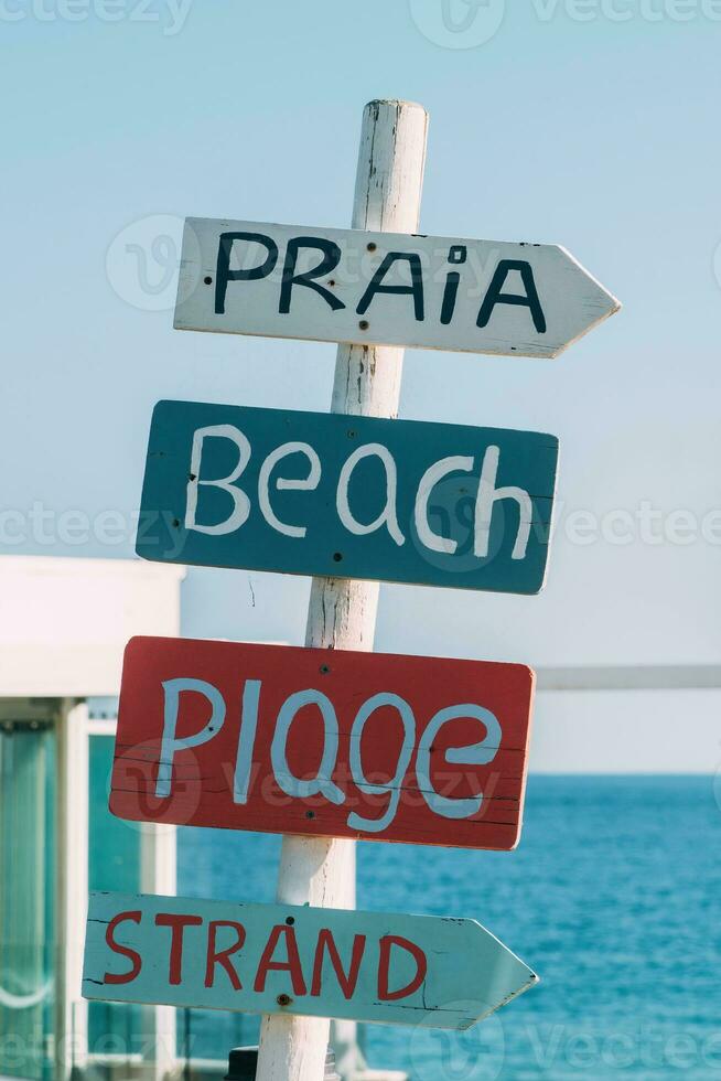 Zeichen auf ein Strand im Algarve, Portugal übersetzen Strand im verschiedene Sprachen einschließlich, Portugiesisch, Englisch, Französisch und Niederländisch foto