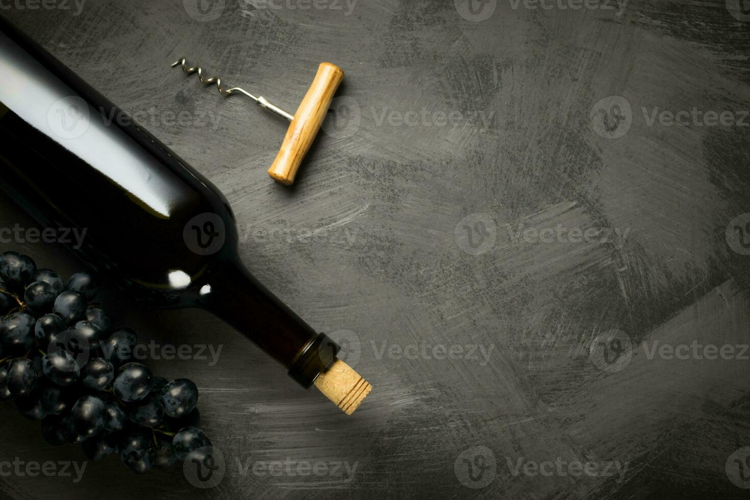 rot Wein Flasche auf ein hölzern Hintergrund foto