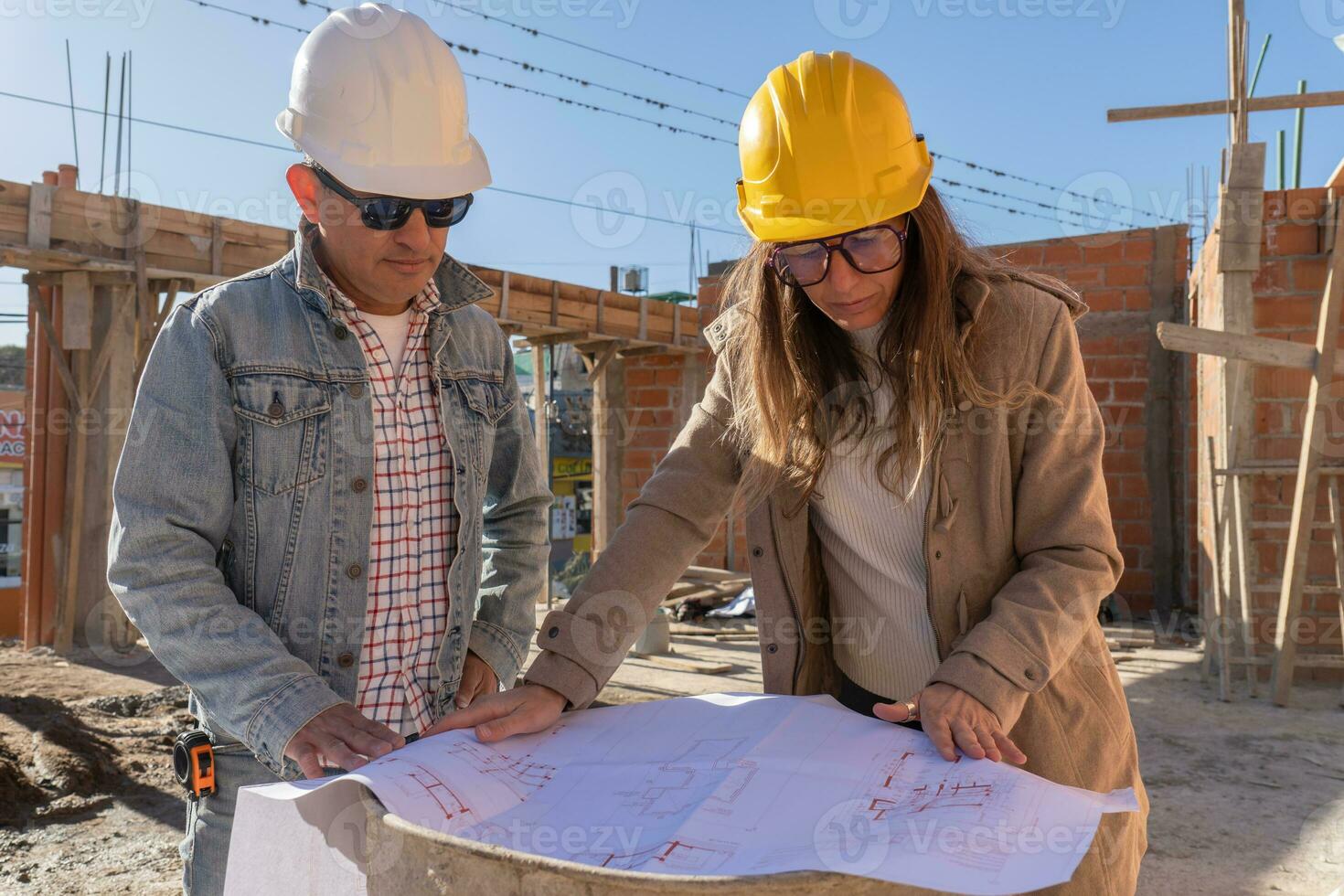 Vielfalt Porträt männlich und weiblich Ingenieure Arbeit zusammen auf Dach von Linie von Seite? ˅. foto